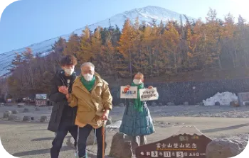 ピアノを弾く女性