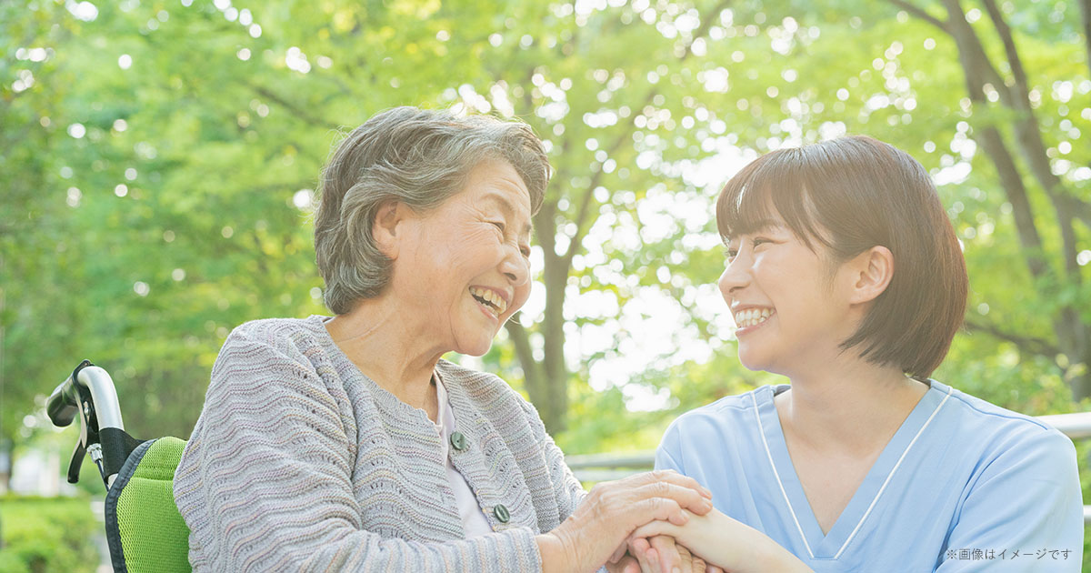 ご入居者と笑い合うスタッフ（イメージ）