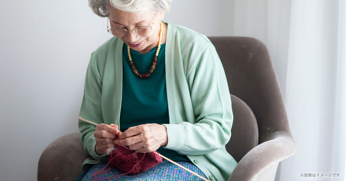 編み物をするご入居者（イメージ）